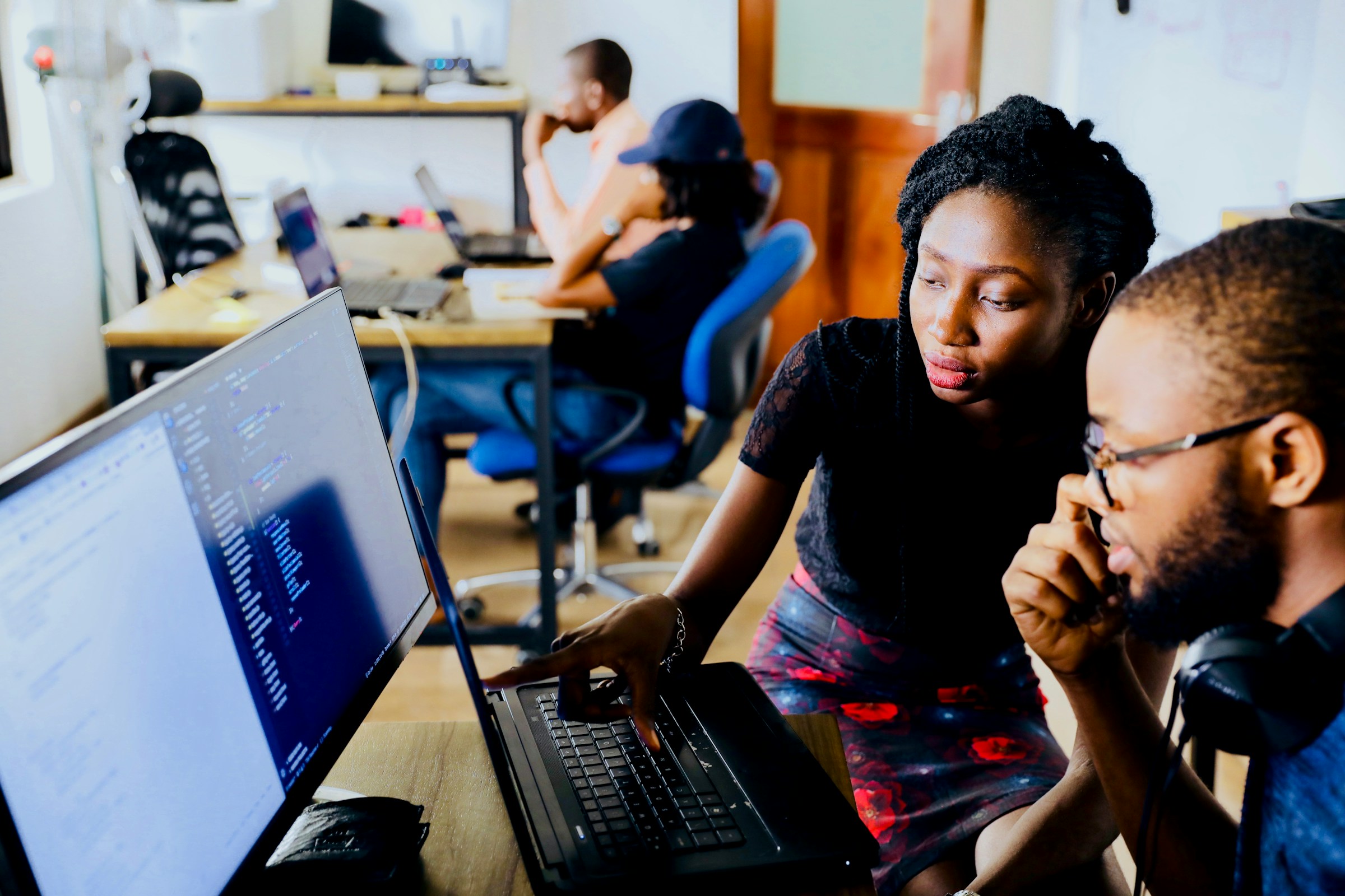 Senior engineer mentoring a graduate developer